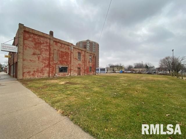 154 W Main St, Galesburg, IL 61401